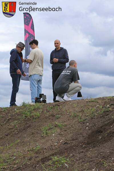 Während die Gäste radelten, stand für die beiden Großenseebacher Bürgermeister noch "Arbeit" an. Auch sie waren Teil der Dreharbeiten für den Imagefilm von Dirtways zur Eröffnung des Bikeparks. 