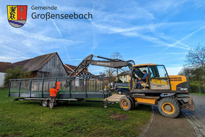 Die neue Brücke wurde vorgefertigt an den Platz vor der Gemeinde am Hirtenberg angeliefert.