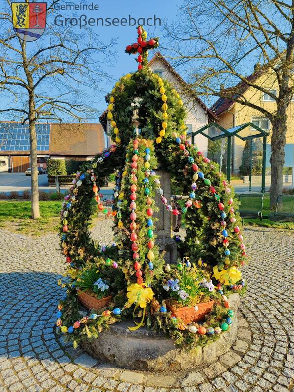 Osterbrunnen 2022 am alten Dorfplatz in Großenseebach