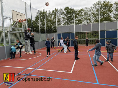 Es dauert nicht lange, dann mischte sich auch der Bürgermeister (links am Korb) mit unter die Kids...