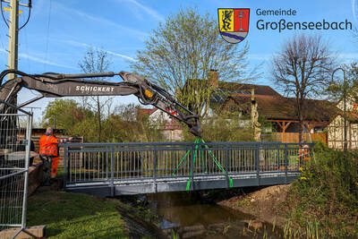 Nun wurde die neue Brücke passgenau herabgelassen...