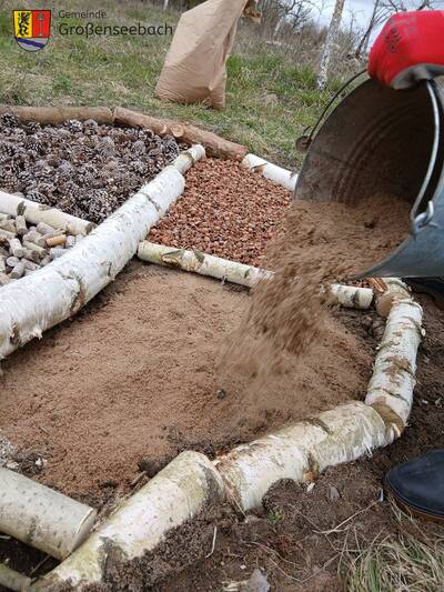 Sanft zum Fuss: Feiner Sand sorgt für ein angenehmes Laufgefühl und belebt den Barfußpfad.