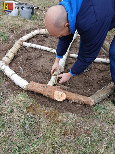 Umrahmt und gesichert: Die neue Begrenzung markiert den Barfußpfad klar und schützt die angelegten Materialien.