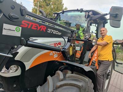 Freuen sich über den neuen Schlepper: Bauhof-Mitarbeiter Stefan Stumpf und Bürgermeister Jürgen Jäkel (r.), der mit dem Gemeinderat aus dem Stadtsäckel 67.000 Euro dafür locker gemacht hat.