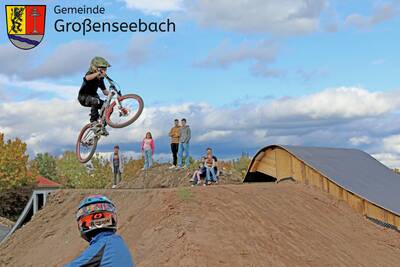 Ein Sprung über den kleinen Hügel neben (!) dem Whaletail, der in den (inneren) Erd-Pumptrack führt.