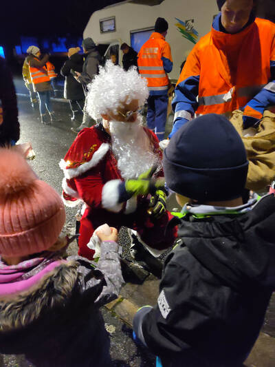 Nikolaus überreichte etwa 350 Gaben an die jüngsten Bewohner unserer Gemeinde. 