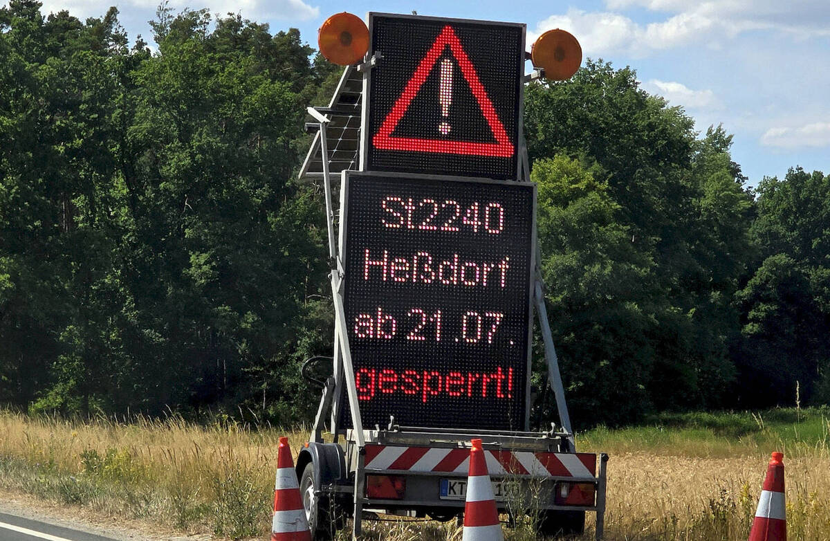 LED-Schild Sperrung St2240 Heßdorf