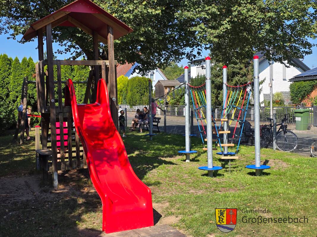 Spielplatz Hutweg Großenseebach - Kletterturm mit Rutsche & Balancierbrücke