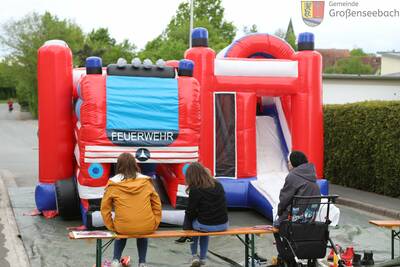 Zwischen Kita und Krippe stand eine Hüpfburg im Feuerwehr-Design.