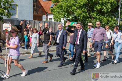 Es folgte der Gemeinderat mit Ehrengästen: MdB Martina Stamm-Fibich, Bürgermeister Jürgen Jäkel, Landrat Alexander Tritthart, Landtagskandidatin Claudia Belzer (verdeckt), MdB Stefan Müller, 2. Bgm. Rudi Riedel (v. l.) waren auch die Gemeinderäte Christian Jung (verdeckt), Jan Kracker, Ingrid Seifert und Julia Klöhn in diesem Block mitgelaufen.