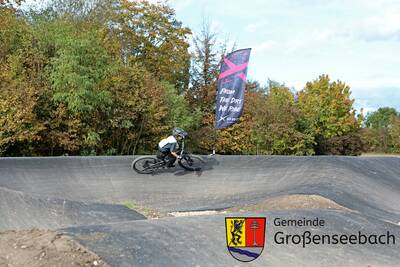 ... geht es in einen Rundkurs, den man in Richtung "Whaletail" auf den Außenrunde mit den Kickern verlassen kann. Oder man fährt den "kleinen" Kurs in den Dirt-Pumptrack ohne Kicker (dafür aber mit Erdhügeln, die auch zum Springen geeignet sind) weiter.