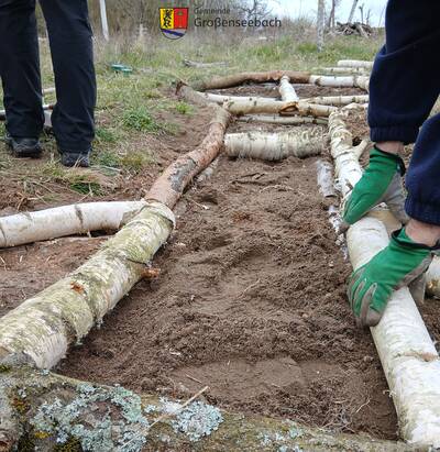 Stabile Basis: Die Begrenzungen des Barfußpfades wurden zusätzlich unten mit Holz fixiert, um festen Halt zu gewährleisten.