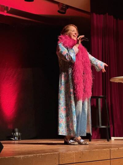 Schlüpfte auch auf der Großenseebacher Bühne in die Rolle von "Mary from Bavary": Kabarettistin Luise Kinseher.