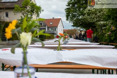 Die Ruhe vor dem Sturm. Kurz vor Beginn des Festes warten die Sitzgelegenheiten in der Schulstraße noch auf Gäste.