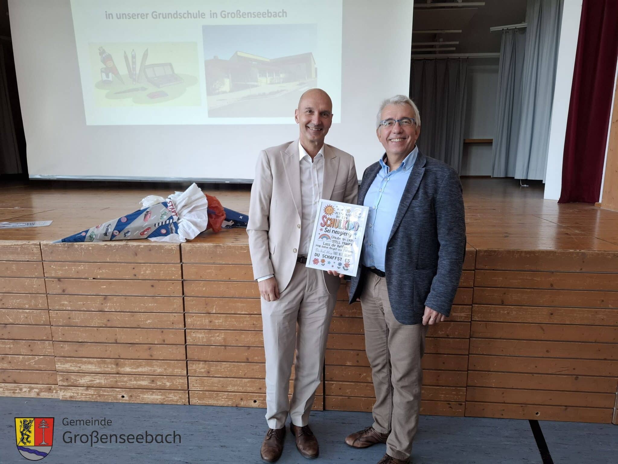 Rektor Klaus Markel (rechts) und Bürgermeister Jürgen Jäkel bei der Einschulungsfeier.